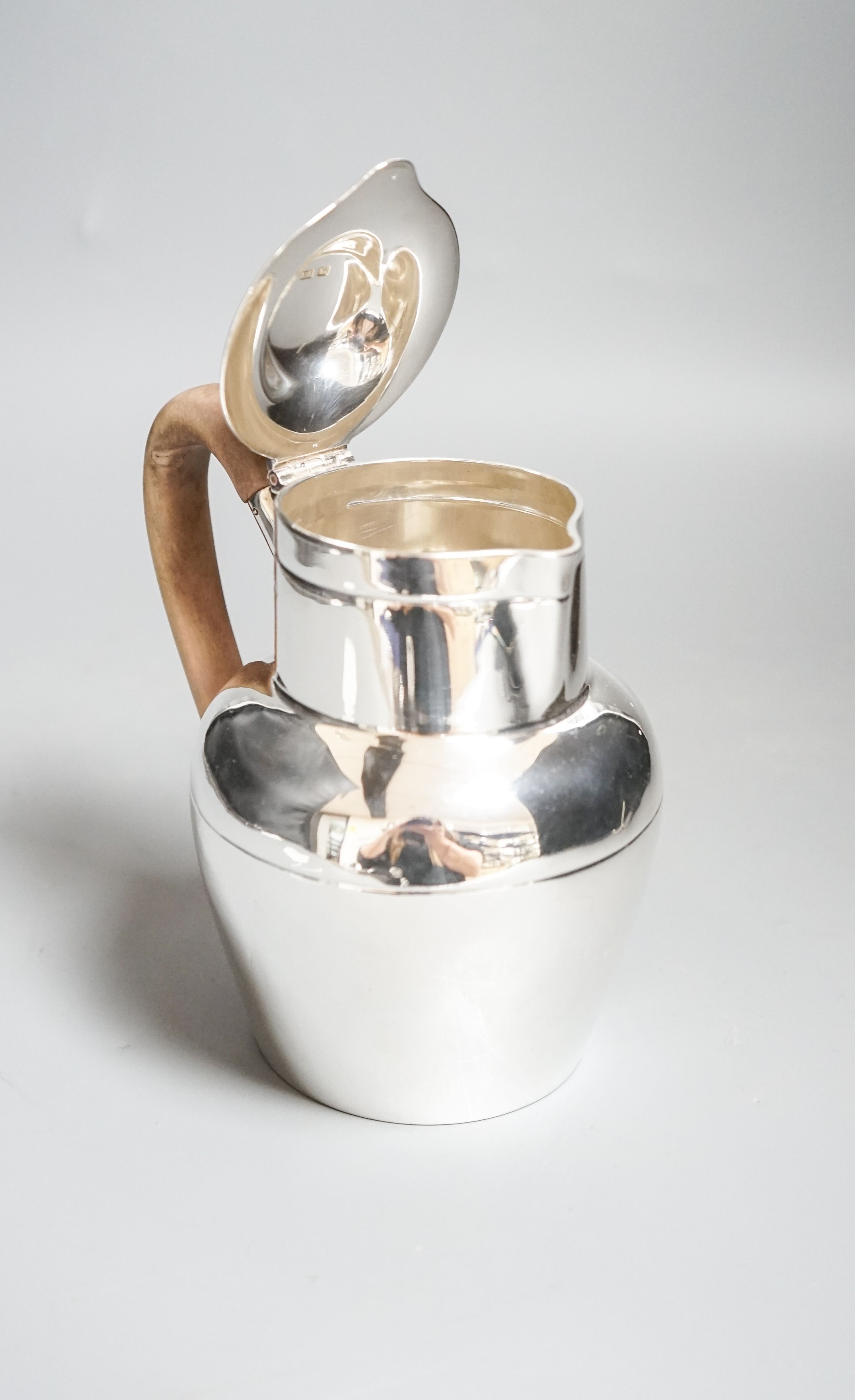 An Edwardian silver 'Jersey can' hot water jug, Sheffield, 1902, height 15.1cm, gross weight 11oz.